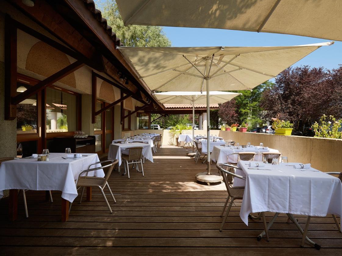 Logis Des Trois Massifs Hotel Claix  Екстериор снимка
