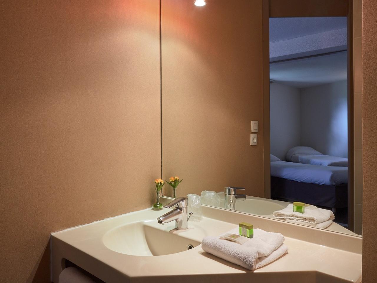 Logis Des Trois Massifs Hotel Claix  Екстериор снимка