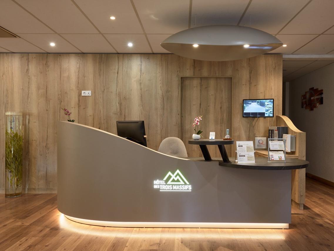Logis Des Trois Massifs Hotel Claix  Екстериор снимка
