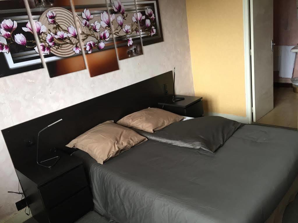 Logis Des Trois Massifs Hotel Claix  Екстериор снимка